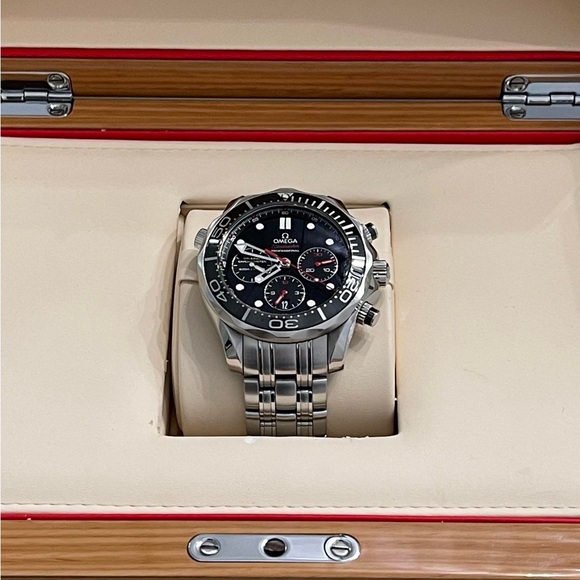 Omega Seamaster Co-Axial Chronometer with Black and Silver - Picture 3 of 11